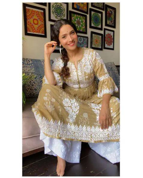 ਅੰਕਿਤਾ ਲੋਖੰਡੇ ਦੇ ਘਰ ਵੱਖ-ਵੱਖ ਰੰਗਾਂ ਦੇ ਕਈ ਸਿੰਗਲ ਸੋਫੇ ਹਨ, ਜਿਸ ਵਿਚ ਉਹ ਅਕਸਰ ਆਰਾਮ ਕਰਦੀ ਦਿਖਾਈ ਦਿੰਦੀ ਹੈ।