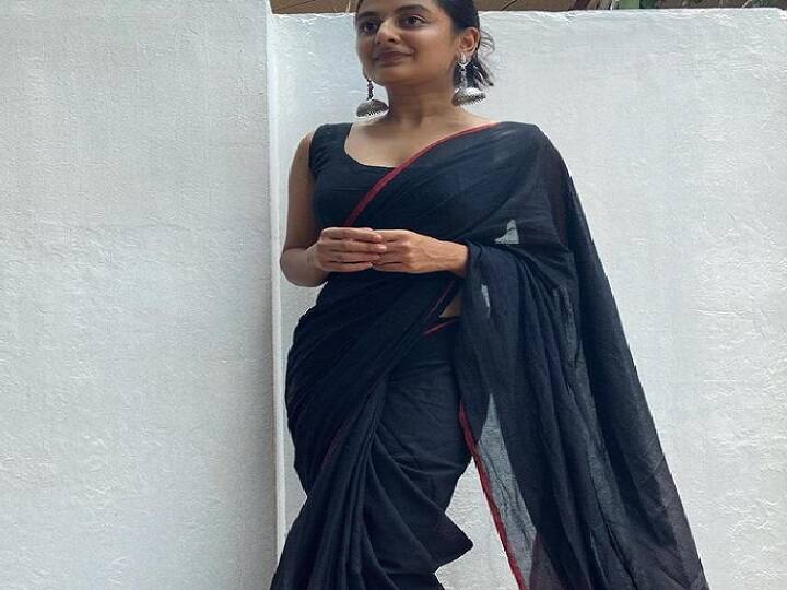கருப்பு நிற புடவையில் ஒய்யாரமாக போஸ் கொடுக்கும் எஸ்தர்
