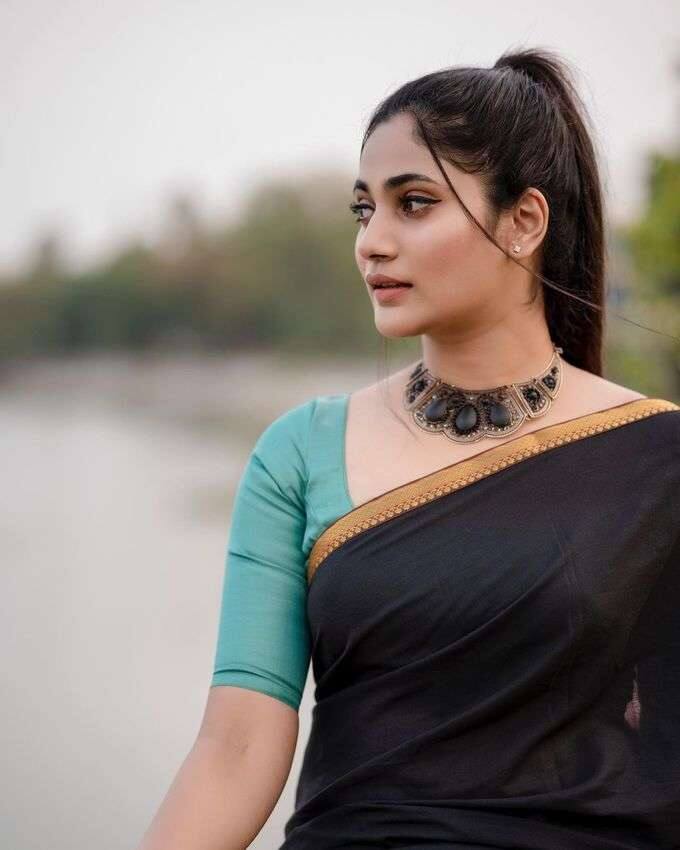 புயல் தொட்ட மரமாகவே தலை சுத்தி போகிறேன் நீர் அற்ற நிலமாகவே தாகத்தில் காய்கிறேன்..