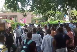 Surat : મંદિરના ડિમોલિશન મુદ્દે લોકો અને પાલિકાના કર્મચારીઓ વચ્ચે થઈ બબાલ