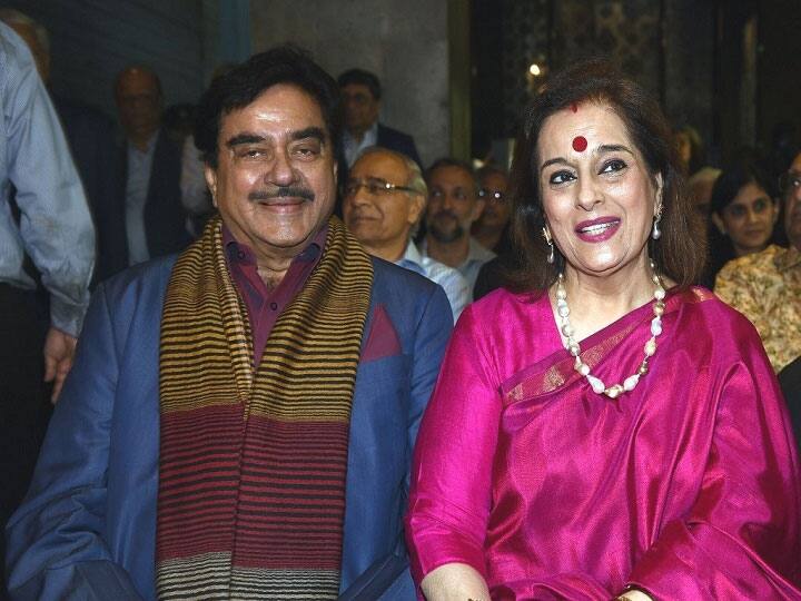 Shatrughan Sinha - Poonam Sinha: शादी के बाद शत्रुघ्न सिन्हा का नाम रीमा रॉय के साथ खूब जुड़ा जिसका असर शत्रुघ्न सिन्हा की निजी जिंदगी पर भी हुआ लेकिन उनकी पत्नी पूनम इस मुश्किल वक्त में अपने पति के साथ खड़ी रहीं और आज दोनों खुशहाल जिंदगी जी रहे हैं. (फोटो - सोशल मीडिया)