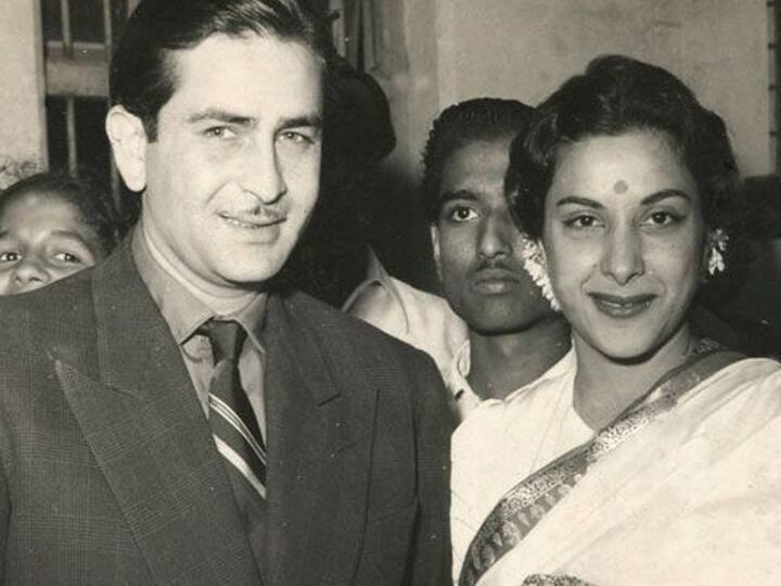 राज कपूर बॉलीवुड में शो मैन के नाम से मशहूर थे. एक्टर होने के साथ-साथ वह प्रोड्यूसर, डायरेक्टर भी थे और उन्होंने हिंदी सिनेमा की कई बेहतरीन फिल्मों का निर्माण किया. उन्होंने आवारा, श्री 420, चोरी चोरी, अनाड़ी, बूट पॉलिश, अब दिल्ली दूर नहीं, सपनों का सौदागर जैसी कई फ़िल्में बनाईं.