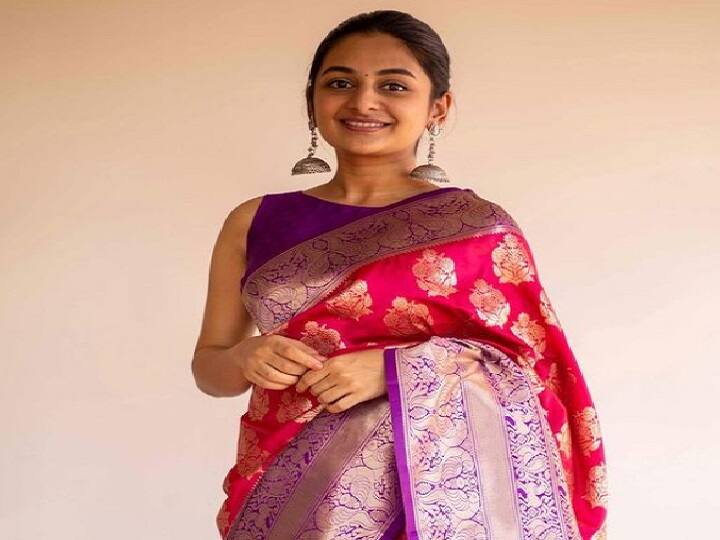 பெரிய காதணியும்.. பட்டுப்புடவையுமாய் ஜொலிக்கும் எஸ்தர் அனில்