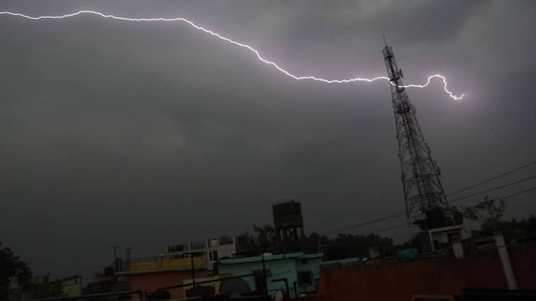 Cyclone Tauktae in Punjab Heavy rain on Thursday night ਚੱਕਰਵਾਤੀ ਤੂਫਾਨ 'ਤਾਊਤੇ' ਦਾ ਪੰਜਾਬ 'ਚ ਅਸਰ, ਭਾਰੀ ਮੀਂਹ ਦੇ ਨਾਲ ਤੂਫਾਨੀ ਹਵਾਵਾਂ ਦਾ ਕਹਿਰ 