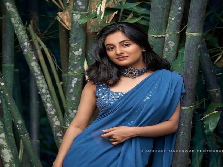 மூங்கில் தோட்டம்.. மூலிகை வாசம்.. மூங்கில் தோட்டத்தில் எஸ்தரின் போட்டோஷூட்