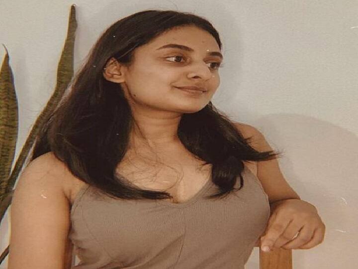 நாற்காலியில் அமர்ந்தவாறு ஒரு கேண்டிட் போஸ் கொடுக்கும் எஸ்தர் அனில்