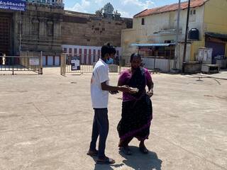 Donating free food for road side people chennai youths good work. ஆதரவற்றோரை தேடிச்சென்று உணவளிக்கும் தன்னலமற்ற இளைஞர்கள் : சென்னையில் ஒரு நெகிழ்ச்சி