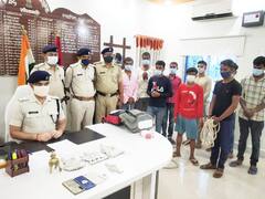 बिहारः चोरी की मूर्तियां और चरस-गांजा के साथ नौ अपराधी गिरफ्तार, कांड में पुलिस का जवान भी शामिल