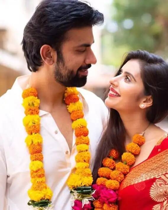 বিয়ের কিছুদিন পরেই চারুর সঙ্গে রাজীবের সম্পর্কে টানাপোড়েনের খবর শোনা যাচ্ছিল। তবে তাঁরা তাঁদের দূরত্ব ঘুচিয়ে খুব শীঘ্রই একে অপরের কাছাকাছি চলে আসেন।