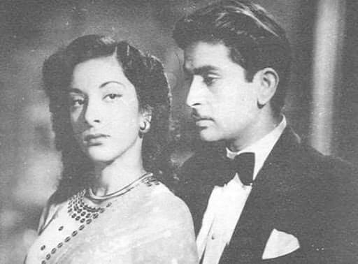 राज कपूर यांचं लग्न आधी झालेलं होतं. त्यांना मुलं देखील होती. असं असतानाही नर्गिस यांच्याशी त्यांचं नात जुळलं होतं. नर्गिस राज कपूर यांच्याशी लग्नाला तयार होत्या मात्र राज कपूर त्यांची पत्नी कृष्णाला सोडण्यास तयार नव्हते.