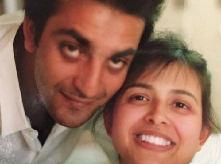 संजय दत्त इस बात के चलते ऋचा पर काफी भड़के थे. संजय को इस बात पर गुस्सा आया था कि ऋचा, बच्ची को गलत बात सिखा रही है. हालांकि, इस घटना के बाद जब संजय और माधुरी के अफेयर के चर्चे कुछ ज्यादा सुनने को मिले तो ऋचा अपना इलाज बीच में ही छोड़ इंडिया वापस आ गई थीं.