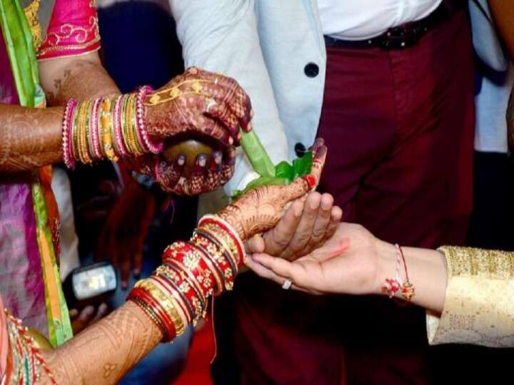 UP Bride marries guest after Groom rans away suddenly on marriage day திருமணத்திற்கு வாழ்த்தச் சென்று மணமகனான இளைஞர் - உ.பி.யில் பரபர திருமணம்!