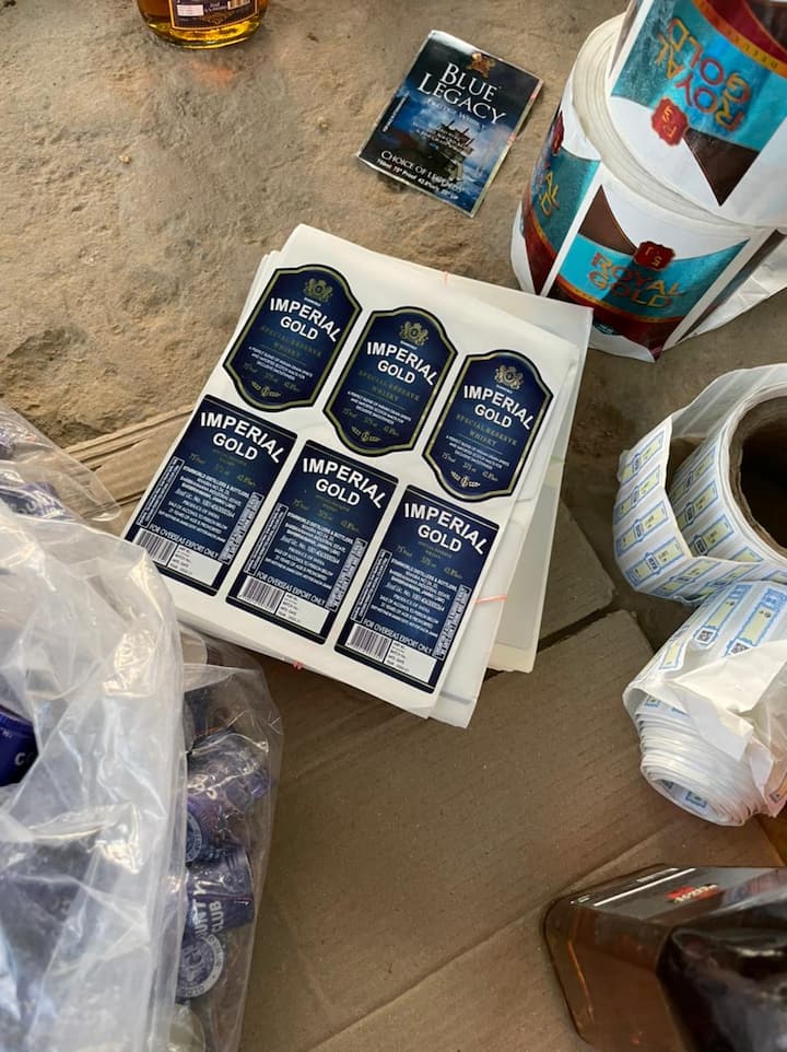 ਐਕਸਾਈਜ਼ ਵਿਭਾਗ ਨੇ ਵੱਡੀ ਮਾਤਰਾ 'ਚ ਨਕਲੀ ਸ਼ਰਾਬ ਤੇ ਸਟਿੱਕਰ ਬਰਾਮਦ ਕੀਤੇ ਹਨ।