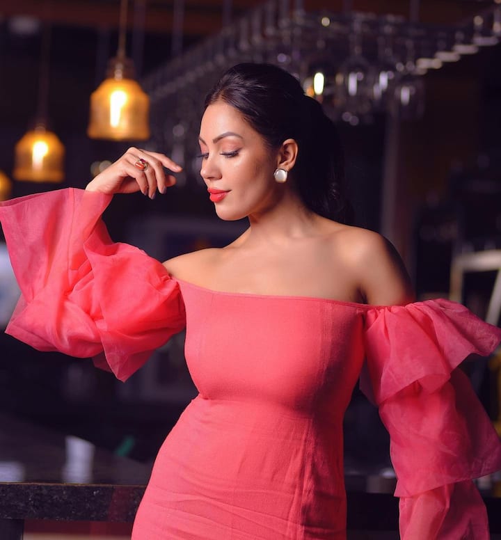 वैसे आपको बता दें कि असल जिंदगी में भी बबीता जी यानी मुनमुन दत्ता ऐसी ही हैं. वो काफी बोल्ड और ग्लैमरस हैं और इसका सबूत इंस्टाग्राम पर पोस्ट की गई उनकी तस्वीरे खूब देती हैं. (फोटो - इंस्टाग्राम)