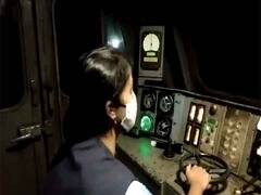 दो महिला लोको पायलट ने चलाई ट्रेन, झारखंड से बेंगलुरु पहुंचाई ऑक्सीजन, रेल मंत्री ने शेयर किया वीडियो