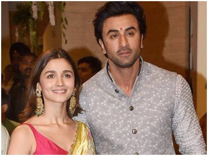 Shirtless Ranbir Kapoor seen in Alia Bhatt live session घर में बैठी इंटरव्यू दे रही थीं आलिया भट्ट, अचानक पीछे शर्टलेस घूमते दिखे रणबीर कपूर, वीडियो वायरल