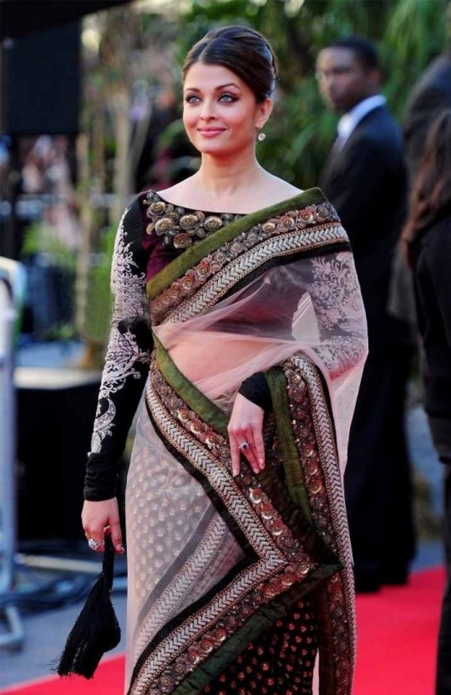 Aishwarya Rai Bachchan Wore The Most Gorgeous Sabyasachi Saree Over The  Weekend | Entertainment