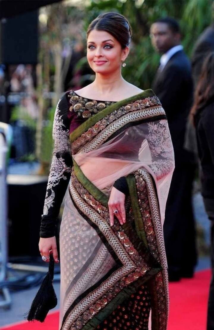 एक बार फिर रेड कार्पेट इवेंट में बच्चन बहू ने अपने देसी लुक का ही चुनाव किया. डिजाइनर सब्यसाची की इस साड़ी में ऐश्वर्या बहुत खूबसूरत लग रही थी. लुक को पूरा करने के लिए एक्ट्रेस ने अपने बालों को बन बनाकर स्टाइल किया था.