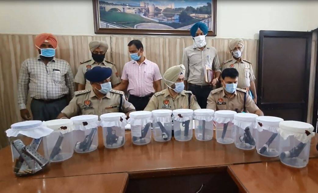 Man Arrested with a large quantity of weapons, was working for a criminal lodged in jail ਵੱਡੀ ਮਾਤਰਾ 'ਚ ਹਥਿਆਰਾਂ ਸਣੇ ਇੱਕ ਗ੍ਰਿਫ਼ਤਾਰ, ਜੇਲ੍ਹ ਅੰਦਰ ਬੰਦ ਅਪਰਾਧੀ ਲਈ ਕਰਦਾ ਸੀ ਕੰਮ