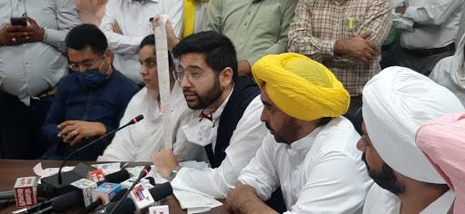 Bhagwant Mann and Raghav Chadha writes to Prime Minister Modi, urge to resume talks with the farmers ਭਗਵੰਤ ਮਾਨ ਅਤੇ ਰਾਘਵ ਚੱਢਾ ਨੇ ਪੱਤਰ ਲਿਖ ਕੇ ਪ੍ਰਧਾਨ ਮੰਤਰੀ ਨੂੰ ਕਿਸਾਨਾਂ ਨਾਲ ਮੁੜ ਗੱਲਬਾਤ ਕਰਨ ਦੀ ਕੀਤੀ ਤਾਕੀਦ