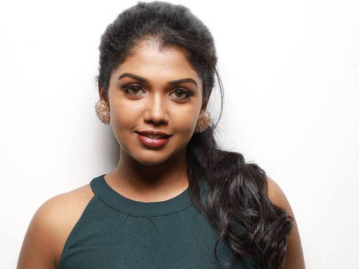 நடிகை ரித்விகா, இயக்குனர் பாலாவின் பரதேசி படத்தின் மூலம் நடிகையாக அறிமுகமானார்