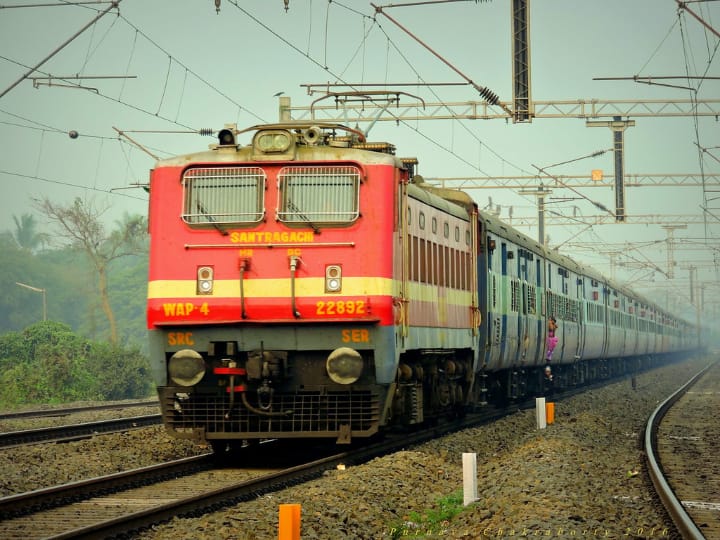 Southern Indian Railway Canceled 22 special trains due to Yaas cyclone Yaas cyclone: வருகிறது ‘யாஸ்’ புயல்.. 22 சிறப்பு ரயில்களை ரத்து செய்தது தெற்கு ரயில்வே!