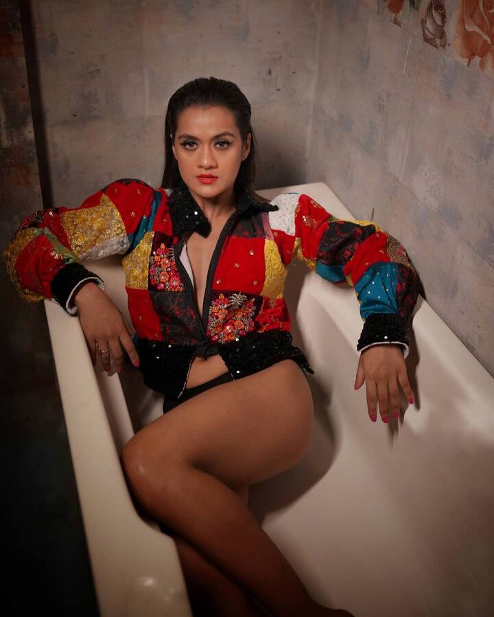 आपको बता दें कि आराधना शर्मा स्प्लिट्सविला 12 में नजर आई थीं और शो में उनके खूब चर्चे हुए थे जिसके बाद अब वो तारक मेहता का उल्टा चश्मा से जुड़ी हैं. असल जिंदगी में आराधना काफी बोल्ड हैं और अक्सर बोल्डनेस से भरी अपनी तस्वीरें सोशल मीडिया पर पोस्ट भी करती रहती हैं. (फोटो - इंस्टाग्राम)