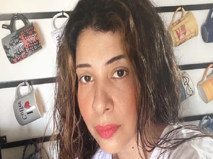 sambhavna seth blames hospital for her father death video viral ann कोरोना पॉजिटिव पिता को लेकर संभावना सेठ का अस्पताल में हंगामा, सामने आया वीडियो