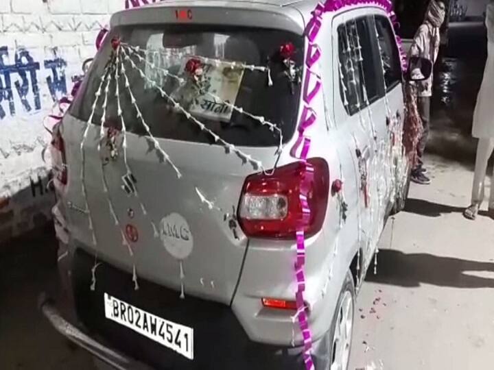 बिहार: बेफिक्र होकर सड़क पर डांस कर रहे थे बाराती, पुलिस की गाड़ी देखते ही दूल्हे को छोड़कर हो गए फरार