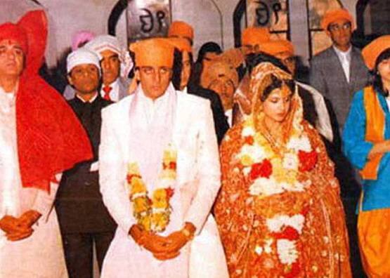 मीडिया रिपोर्ट्स की मानें तो संजय दत्त एयरपोर्ट पर अपनी वाइफ ऋचा और बेटी त्रिशाला को रिसीव करने तक नहीं आए थे. कहते हैं, आगे चलकर मुंबई बम ब्लास्ट केस और फिर घर में अवैध हथियार रखने के चलते संजय दत्त और माधुरी का रिश्ता भी खटाई में पड़ गया था.