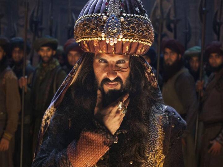 इस फिल्म में रणवीर सिंह का किरदार काफी ग्रे शेड लिए हुआ था और इससे पहले उन्होंने ऐसा कोई किरदार नहीं निभाया था, वो फिल्म के हीरो हुआ करते थे लेकिन इस फिल्म में अलाउद्दीन खिलजी के किरदार के साथ उन्होंने न्याय किया और वाकई उनके कैरेक्टर को देखकर लोगों के रोंगटे खड़े हो गए थे. (फोटो - सोशल मीडिया)