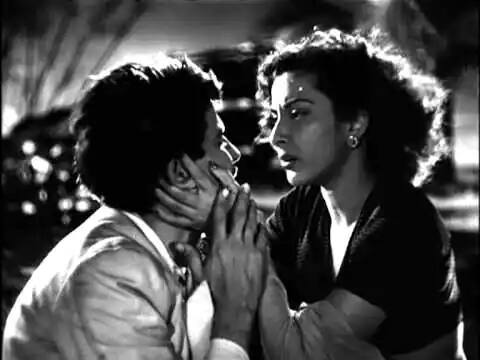 राज कपूर यांनी 1948 मध्ये आग सिनेमामध्ये नर्गिस यांच्यासोबत काम केलं. तेव्हापासून ते नर्गिस यांच्या प्रेमात पडले. नर्गिस या देखील राज कपूर यांच्याशी डेडिकेटेड होत्या त्यांनी राज कपूर यांच्या सिनेमांसाठी पैसा देखील लावला होता.