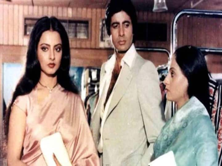 फिर अमिताभ और जया (Jaya Bachchan) के बीच में एवरग्रीन एक्ट्रेस रेखा आ गईं. रेखा और अमिताभ की प्रेम कहानी फिल्म ‘दो अनजाने’ के सेट से शुरू होकर ‘सिलसिला’ पर खत्म हो गई क्योंकि दोनों को अपने रिश्ते का कोई भविष्य नजर ही नहीं आ रहा था. आज भी दोनों की लव स्टोरी काफी मशहूर है.