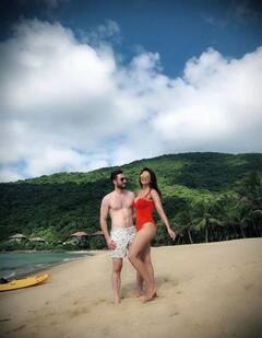 पति के साथ बिताए पुराने पलों को याद कर रही हैं शमा सिकंदर, रेड मोनोकनी में दिखा एक्ट्रेस का खूबसूरत अवतार