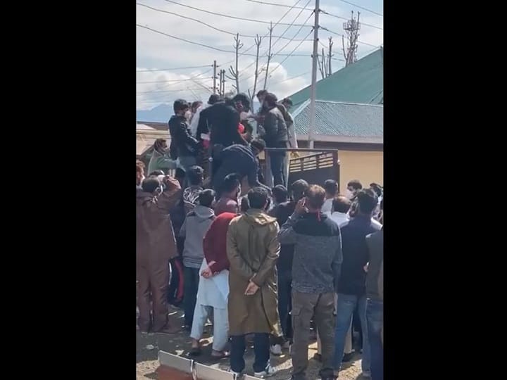Viral Video: Attendants fight over oxygen cylinder distribution at SMHS ANN श्रीनगर में ऑक्सीजन सिलेंडर के लिए परिजनों के बीच मारपीट का वीडियो वायरल, सरकार के दावे पर उठे सवाल