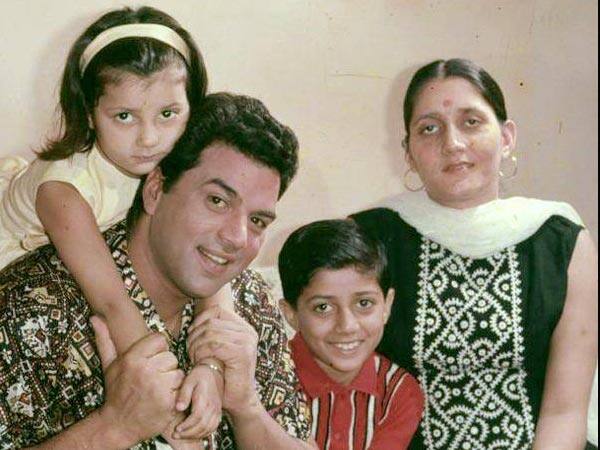 जब धर्मेंद्र हेमा के प्यार में पड़े तो वह प्रकाश कौर से शादीशुदा थे. धर्मेंद्र ने उनसे तभी शादी की थी जब वह केवल 19 साल के थे. यह शादी धर्मेंद्र के परिवार की मर्जी से हुई थी. शादी के बाद धर्मेंद्र चार बच्चों-सनी, बॉबी, विजेता और अजीता के पिता बने थे.