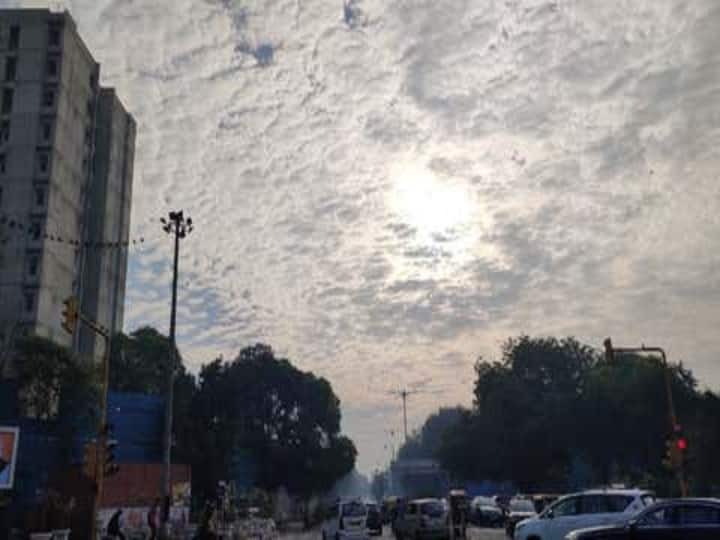 Weather update: दिल्ली में खिली धूप, मौसम विभाग के अनुसार आज हल्की बारिश की संभावना