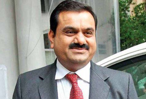 અદાણી ગ્રુપના સ્થાપક અને પ્રમોટર અબજોપતિ ગૌતમ અદાણીએ બ્લુમબર્ગ બિલિયોનેર ઇન્ડેક્સમાં બીજા સ્થાને છે.  ગૌતમ અદાણીની નેટવર્થ 67.8 બિલિયન ડોલર છે. અદાણીની નેટવર્થ એક જ વર્ષમાં 33.8 બિલિયન વધીને 100 ટકા કરતાં પણ વધી હતી.