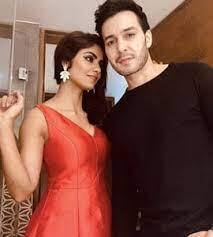 B-town से टीवी इंडस्ट्री तक के बड़े सितारे जिन्होंने कोरोना की दूसरी लहर में पोस्टपोन की अपनी शादी