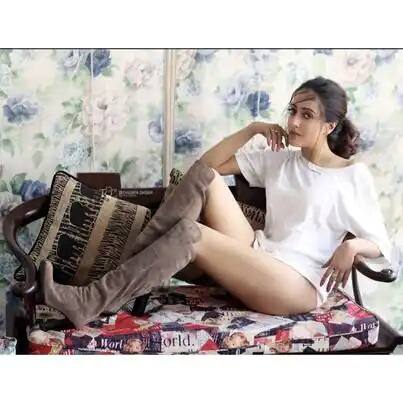 ਉਹ ਆਪਣੀ ਫਿਗਰ ਨੂੰ ਰੱਜ ਕੇ ਫਲਾਂਟ ਕਰਦੀ ਹੈ। ਇੱਥੇ ਵੀ ਉਸ ਨੇ ਆਪਣੀਆਂ Tonned Legs ਦੀ ਨੁਮਾਇਸ਼ ਕਰਨ ਵਿੱਚ ਕੋਈ ਕਸਰ ਨਹੀਂ ਛੱਡੀ।