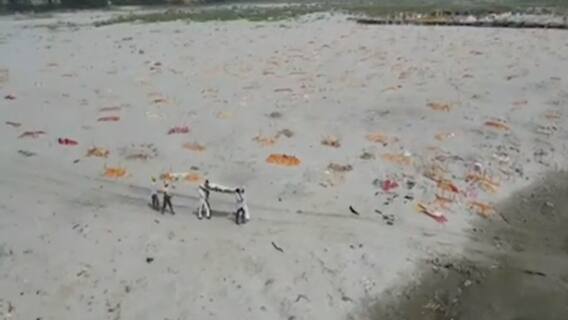 प्रयागराज-उन्नाव में कौन समझेगा गंगा मैया का दुख? किनारों पर लगा लाशों का अंबार