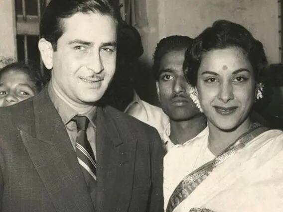 जवळपास 9 वर्षांपर्यंत राज कपूर आणि नर्गिस यांच्यात जवळीक राहिली. या दरम्यान नर्गिस यांनी अनेकदा राज कपूर यांच्याशी लग्नाची मागणी केली मात्र तसं होऊ शकलं नाही. शेवटी दोघांचं ब्रेकअप झालं.