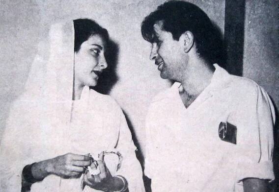 राज कपूर यांना वाटत होतं की, नर्गिस यांनी त्यांना धोका दिला आहे. मीडिया रिपोर्ट्सनुसार राज कपूर नर्गिस यांच्यावर इतके नाराज होते की, ते 1981 मध्ये नर्गिस यांच्या अंत्यविधीला दुरुनच उपस्थित राहिले.