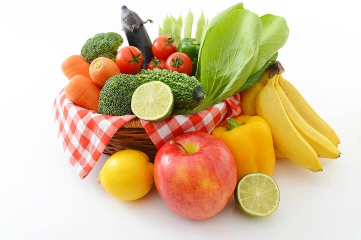 જો આપ કોરોના સંક્રમિત હો તો આહાર શૈલી પર ધ્યાન આપવું જરૂરી છે. આ બીમારીમાં શરીર નબળુ પડી જાય છે. કોવિડ બાદ ઝડપથી રિકવર થવા માટે આપે ડાયટમાં આ વસ્તુને અવશ્ય સામેલ કરો.