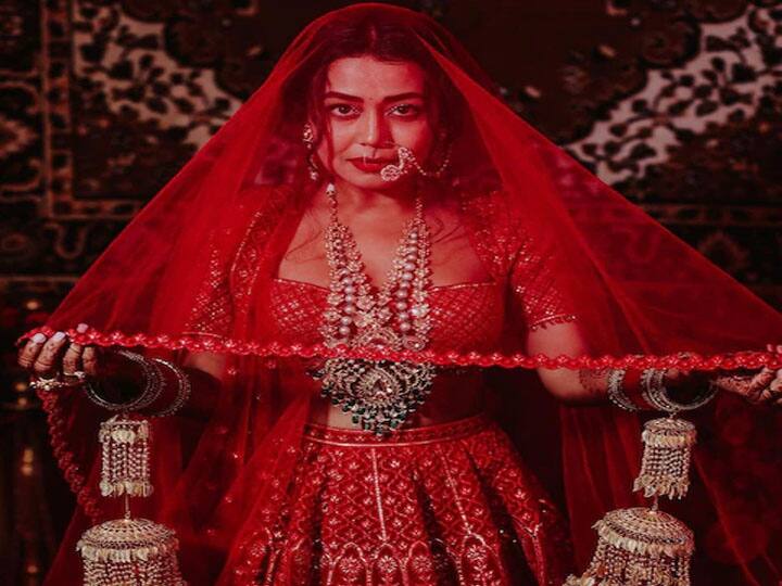 साल 2020 में बॉलीवुड इंडस्ट्री के कई सेलिब्रेटी शादी के बंधन में बंधे. उन्हीं में से एक है नेहा कक्कड़ जो अपनी शादी में जमकर मस्ती करती हुई दिखाई दीं. नेहा कक्कड़ ने सिंगर रोहनप्रीत सिंह से शादी की थी. दोनों की मेहंदी, संगीत, हल्दी और फेरों के वीडियो और फोटोज सोशल मीडिया पर जमकर वायरल हुए थे. लेकिन क्या आपको पता है कि नेहा कक्कड़ ने प्रियंका चोपड़ा की शादी की एक फोटो को कॉपी करते हुए पोज दिया था.