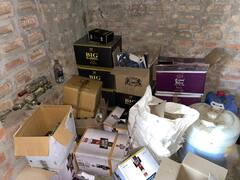 ਪਿੰਡ ਬਾਦਲ 'ਚ ਐਕਸਾਈਜ਼ ਵਿਭਾਗ ਦੀ ਰੇਡ, ਅਕਾਲੀ ਲੀਡਰ ਦੀ ਥਾਂ ਤੋਂ ਵੱਡੀ ਮਾਤਰਾ 'ਚ ਨਕਲੀ ਸ਼ਰਾਬ ਬਰਾਮਦ, ਦੇਖੋ ਤਸਵੀਰਾਂ 