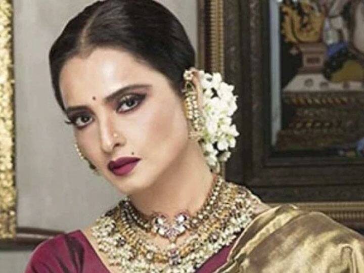 वैसे रेखा और अमिताभ को एक दूसरे के बारे में बात करते हुए बहुत कम ही देखा गया है. लेकिन एक इंटरव्यू के दौरान रेखा अमिताभ बच्चन के बारे में क्या महसूस करती हैं उसको लेकर रेखा ने अपने जज्बात को रखा था.