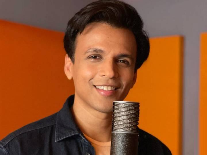 Reality shows are peddling fake love stories and drama Indian Idol season 1 winner Abhijeet Sawant takes a dig गाण्यावर फोकस करा, प्रेमप्रकरणांवर नको; इंडियन आयडॉल विजेता अभिजीत सावंतच्या नव्या सीझनला कानपिचक्या