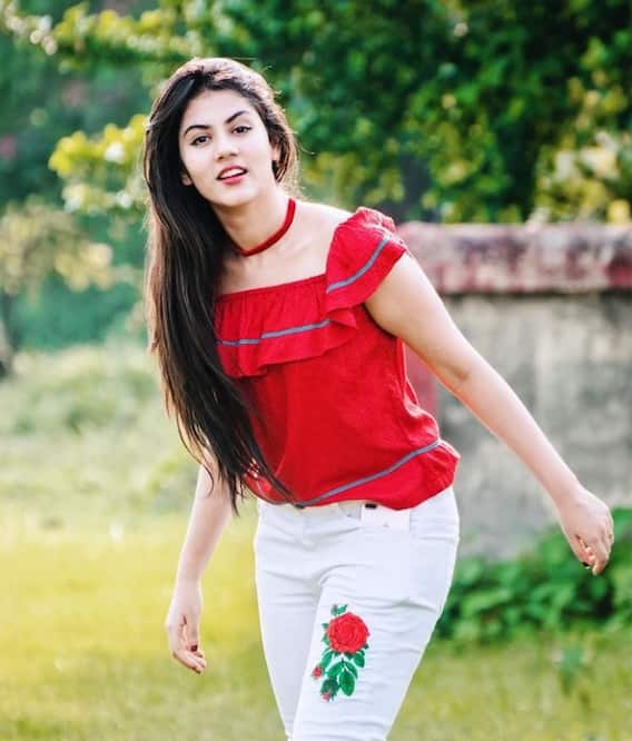 তুমিও ইন্ডাস্ট্রির মেয়ে, বাবা-মা শিখিয়ে দিয়েছে তোমার সঙ্গে বেশি কথা না বলতে, নিজের জীবন নিয়ে অকপট ঋত্বিকা Rittika Sen Pics: অভিনয়ের জন্য স্কুল ছাড়তে বাধ্য ঋত্বিকা শিকার হয়েছিলেন অবসাদের!