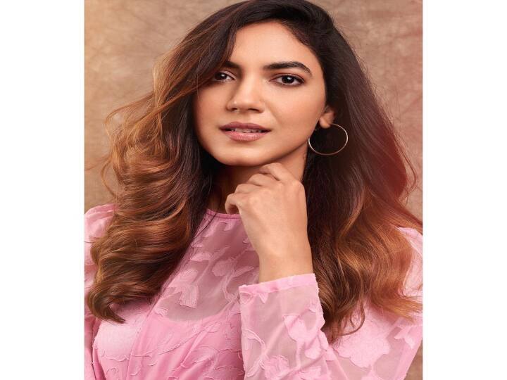 அதனை தொடர்ந்து கண்ணும் கண்ணும் கொள்ளையடித்தால் திரைப்படத்தில் ஹீரோயினாக அறிமுகமானார்